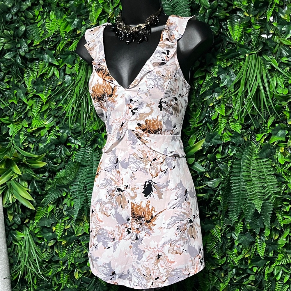 Lulus Jumpsuit Medium Pink Floral Ruffle V-Neck Sleeveless Shorts Romper 3688
